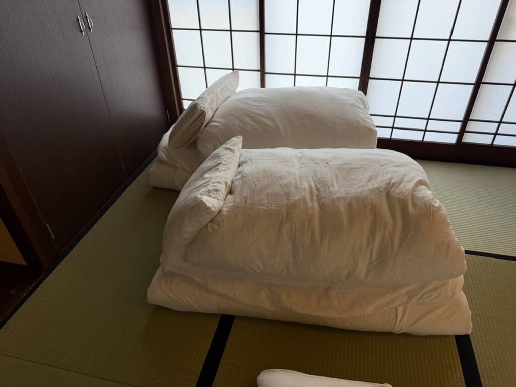 きちんとたたまれた布団