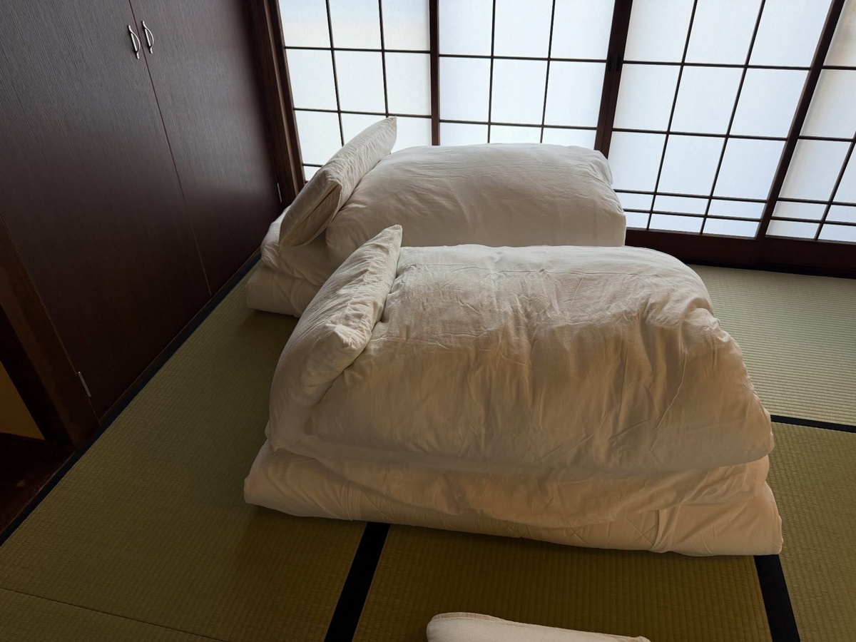 宿泊客が帰った後の部屋に、1枚のレシートが→めくってみると……　オーナーが驚くまさかの光景に「どんな育ち方したらこんな人に」（1/3） | ライフスタイル ねとらぼ