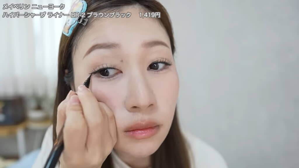 アイラインとマスカラはブラックで強調