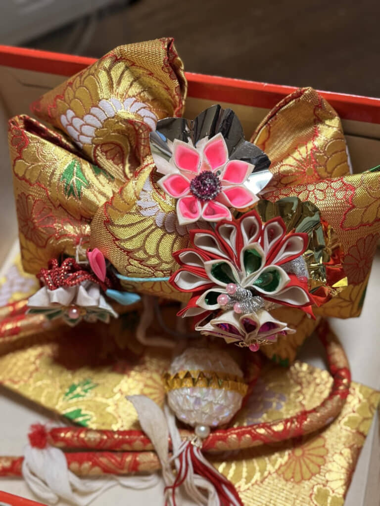 つまみ細工のお花がかわいらしいです