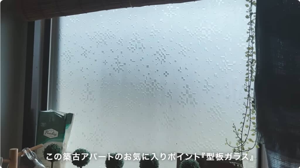 レトロな型版ガラスがすてき