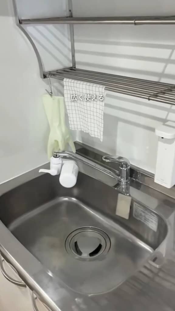 キッチンも広く使えるように浮かせて収納する