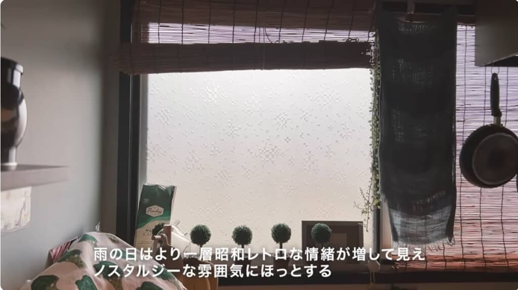 雨の日はよりノスタルジーな雰囲気になる型板ガラス