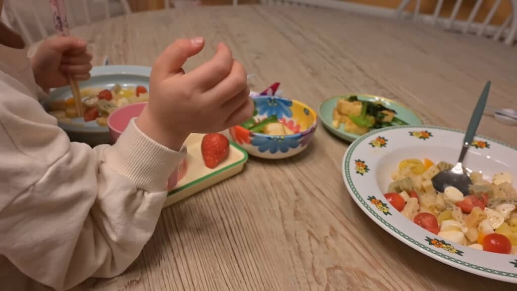 ケーキ作りの前に夕飯作り。この日のメニューは冷製パスタと小松菜の炒め物