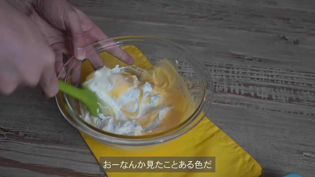 2種類のクリームを混ぜ合わせます