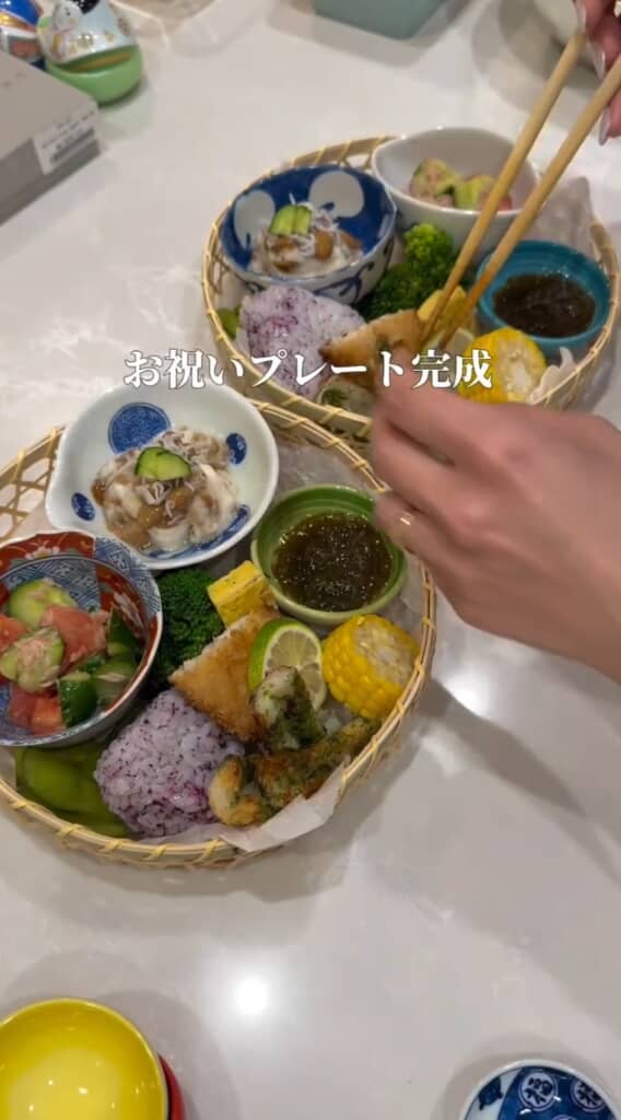 カゴに盛り付けた小鉢がすてき