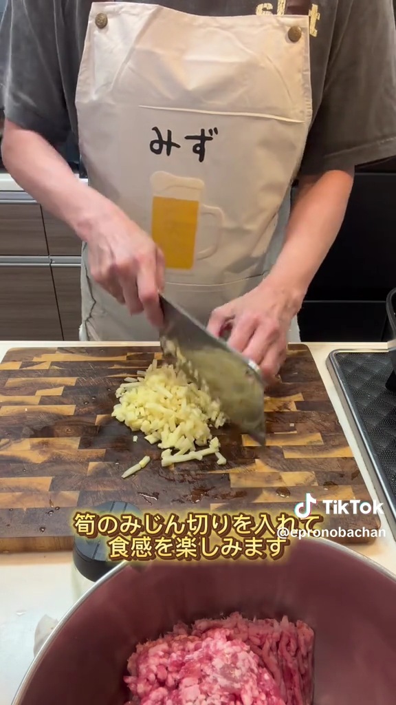 挽き肉にタケノコのみじん切りを加えてシュウマイの具に