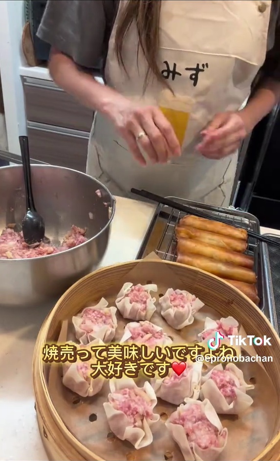 シュウマイを包んでせいろで蒸していきます