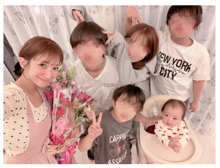 子どもたちに囲まれた辻さん（画像は辻希美オフィシャルブログから）