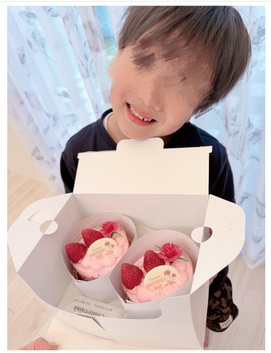 ケーキを抱えた三男の姿（画像は辻希美オフィシャルブログから）