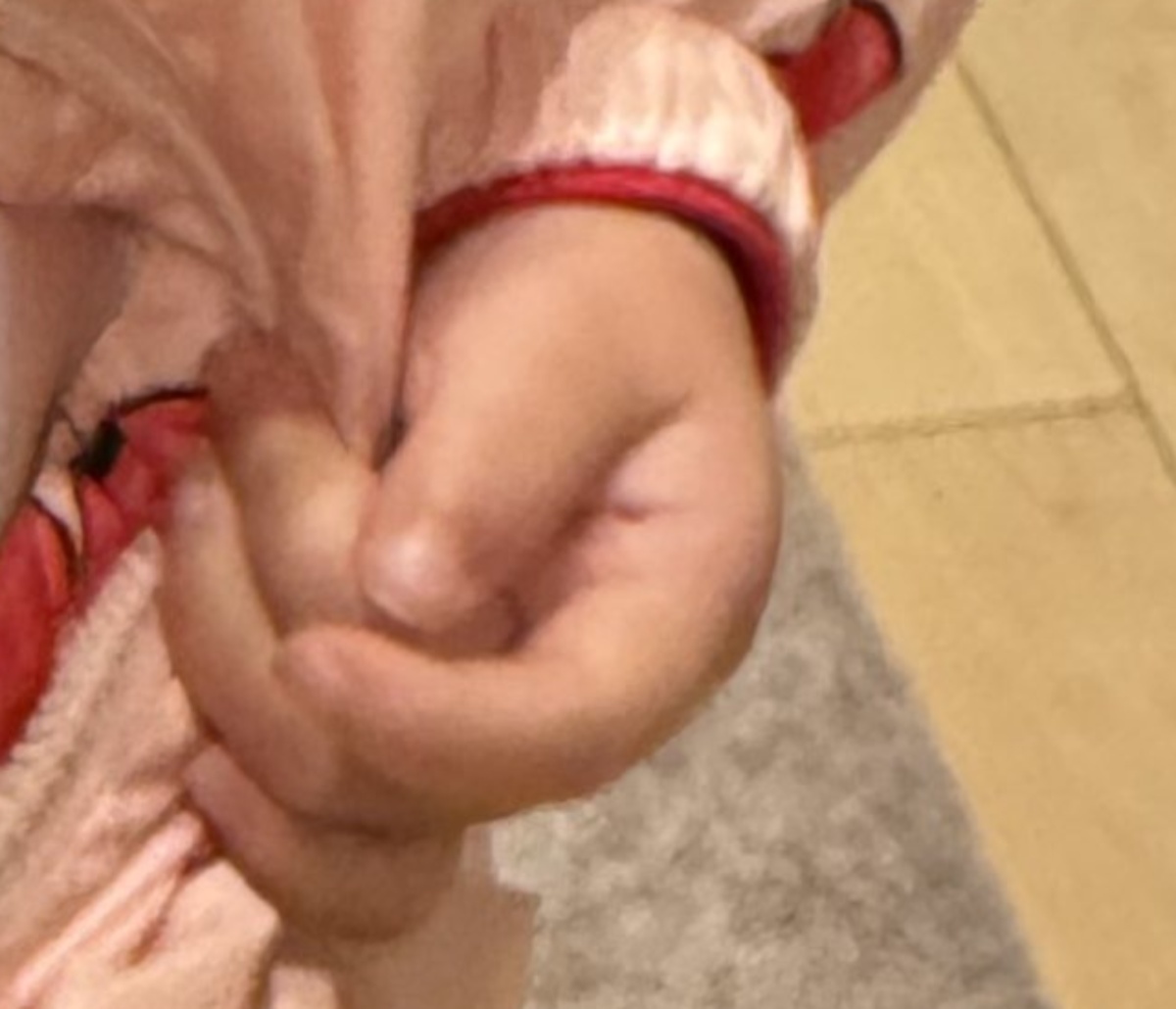 “ハッピーターン”柄の服を着た2歳児→ママが実物を見せると……　“まさかの姿”に「大人になってもこの服着てて欲しい」（1/2） | 育児 ねとらぼ