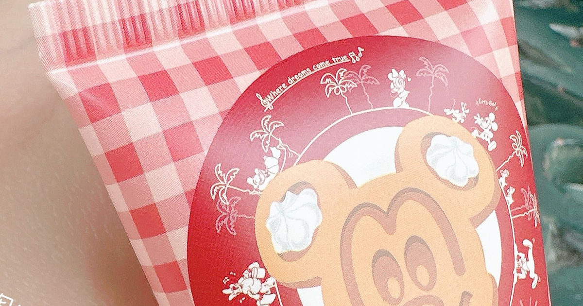 ディズニーの新作ハンドクリームを手に出すと……「え!!」「なんだこれ