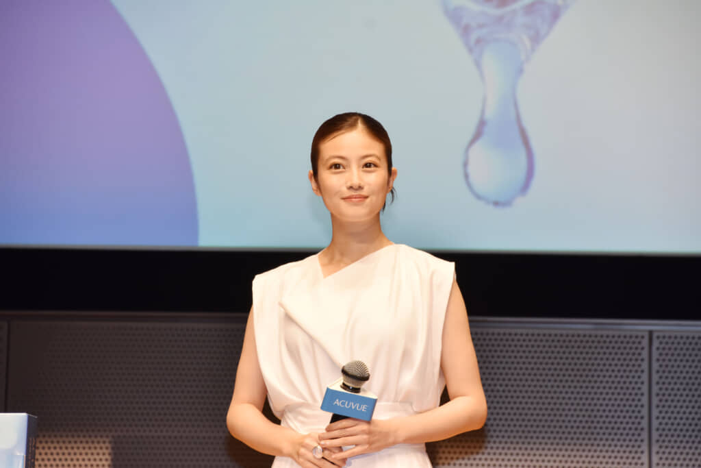 右手には指輪も