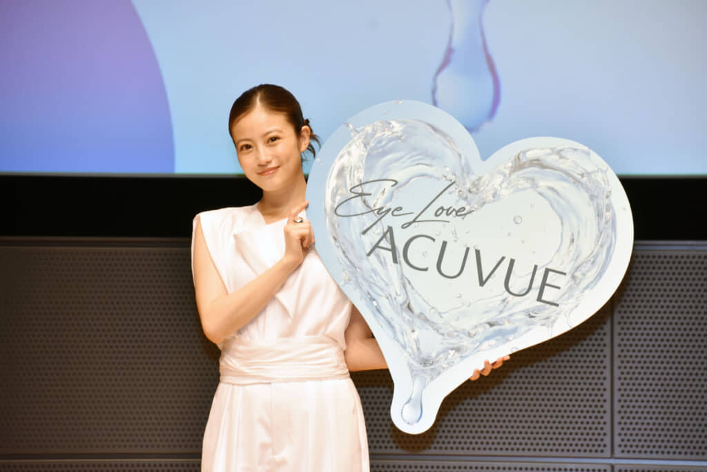 使い捨てコンタクトレンズ「アキュビュー」のブランドアンバサダー就任会見に出席した今田美桜さん