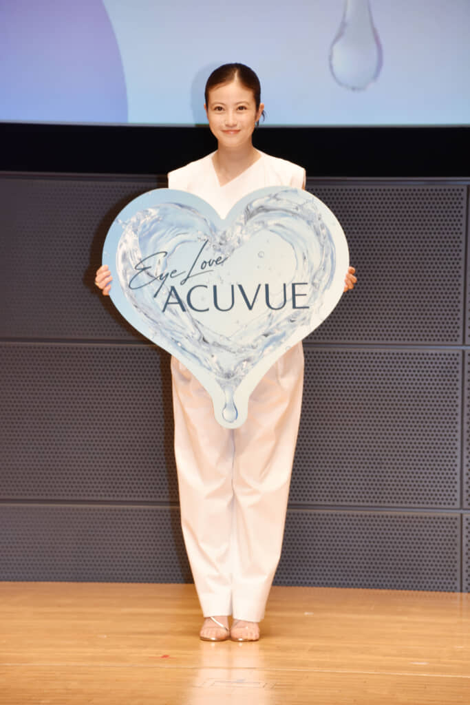 使い捨てコンタクトレンズ「アキュビュー」のブランドアンバサダー就任会見に出席した今田美桜さん