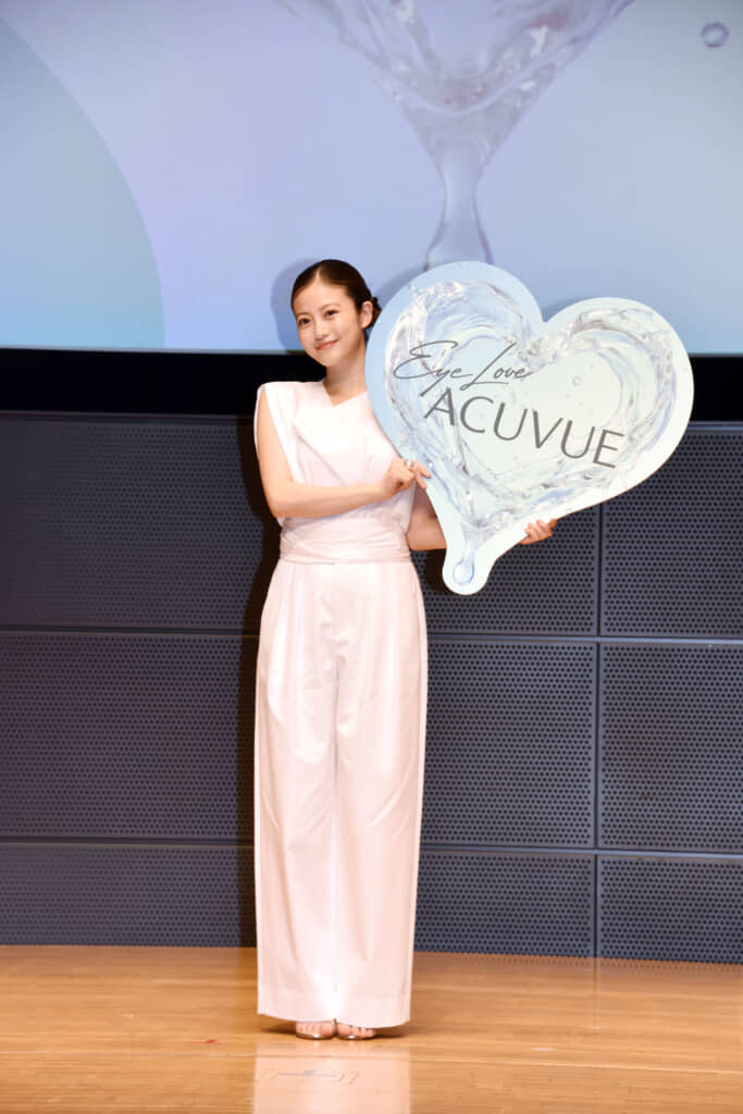 使い捨てコンタクトレンズ「アキュビュー」のブランドアンバサダー就任会見に出席した今田美桜さん