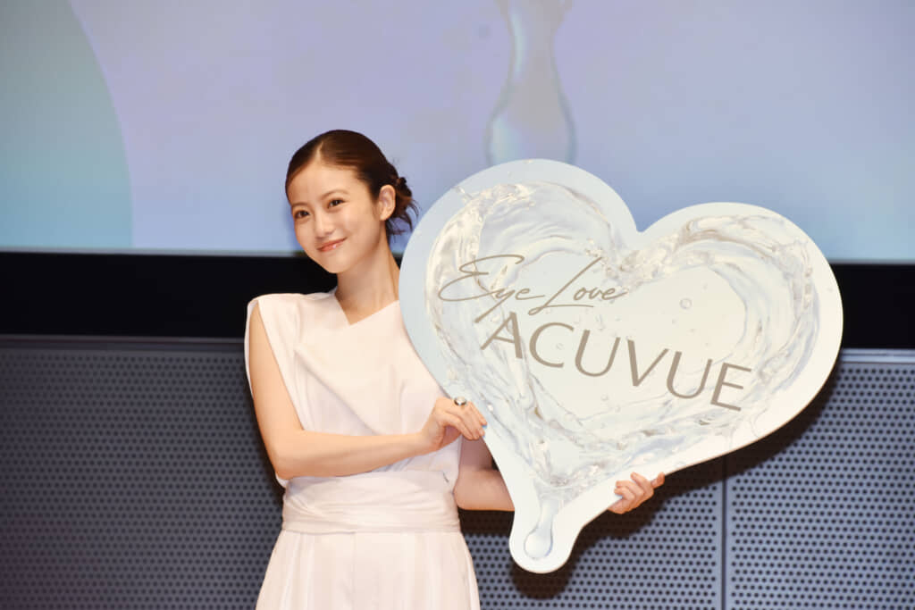 使い捨てコンタクトレンズ「アキュビュー」のブランドアンバサダー就任会見に出席した今田美桜さん