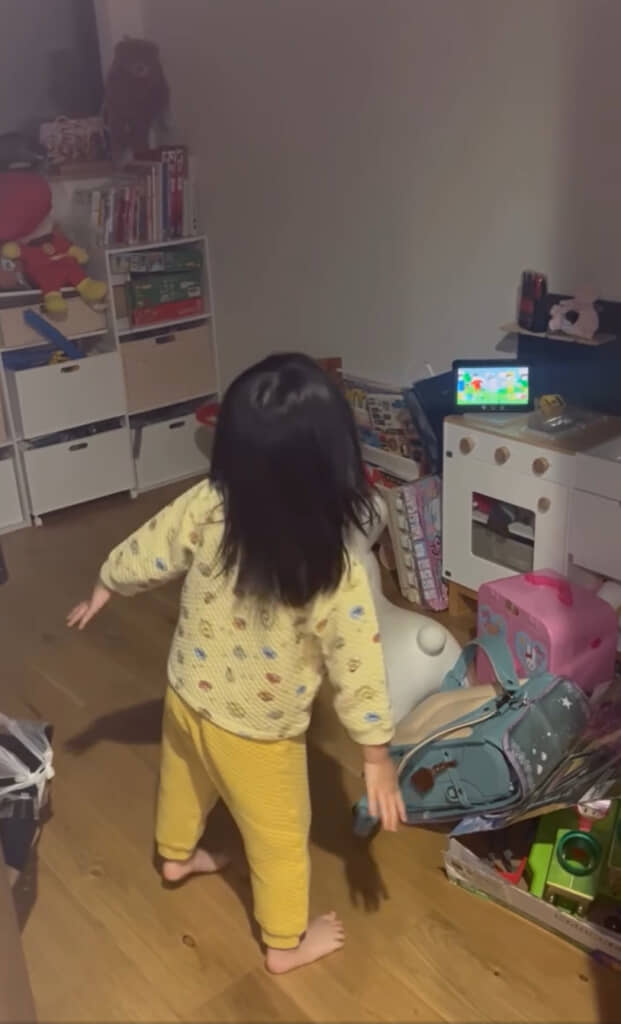 音楽を流して歌いながら踊っています
