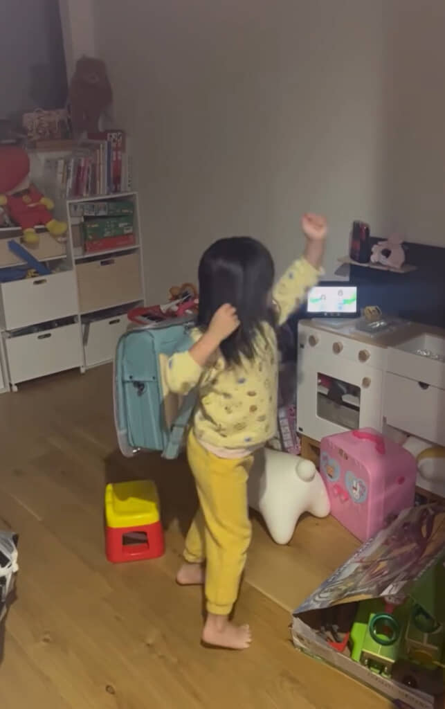 お姉ちゃんのランドセルを背負ってみる