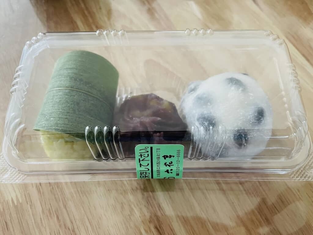 3つ入りの和菓子! どれもおいしそう