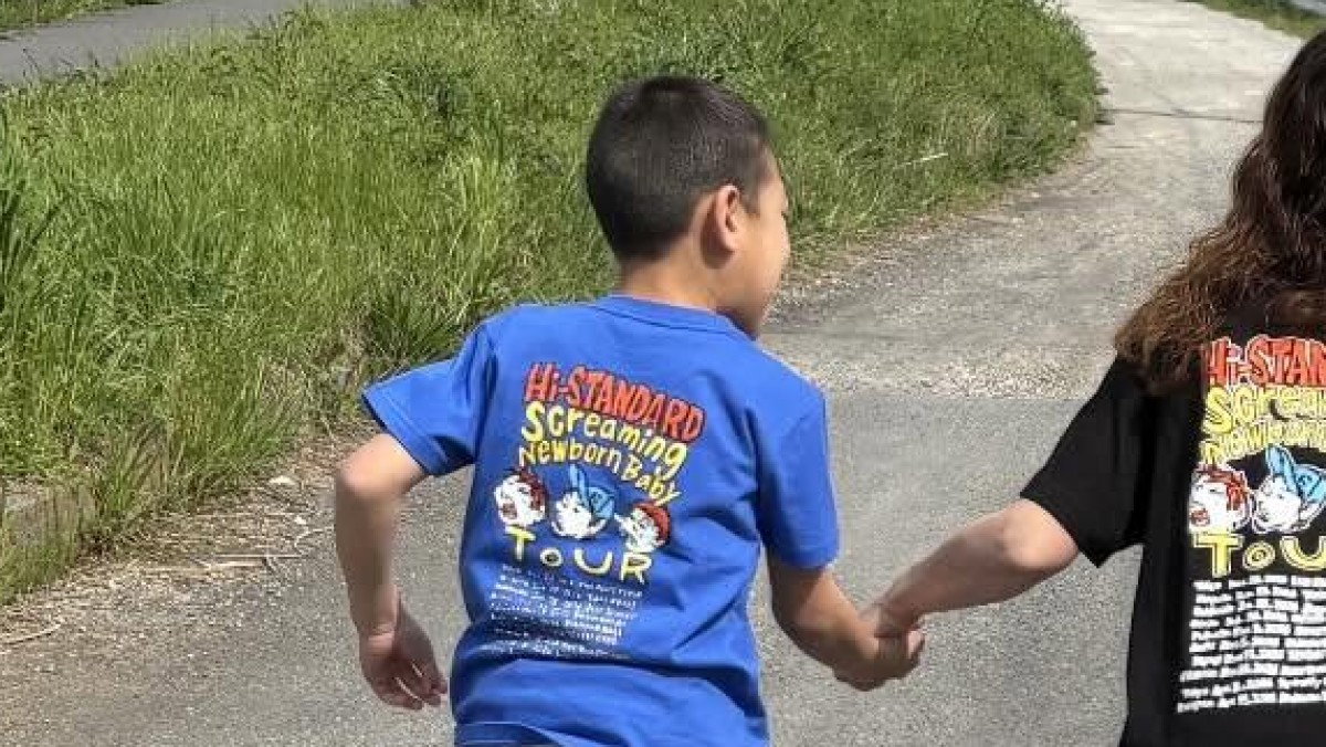 小1息子がママの“推しバンド”Tシャツで登校→担任から連絡帳に…… “まさかのメッセージ”が110万表示「勇気出して書いたんだろうなぁ」(1/2) | 教育・子育て ねとらぼ