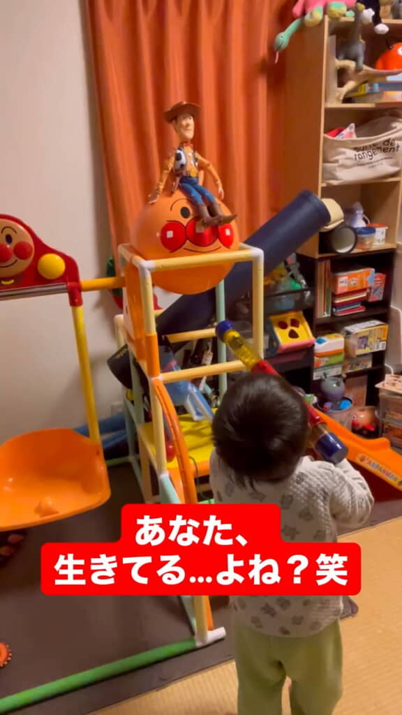 ウッディにおもちゃを向けるあおくん