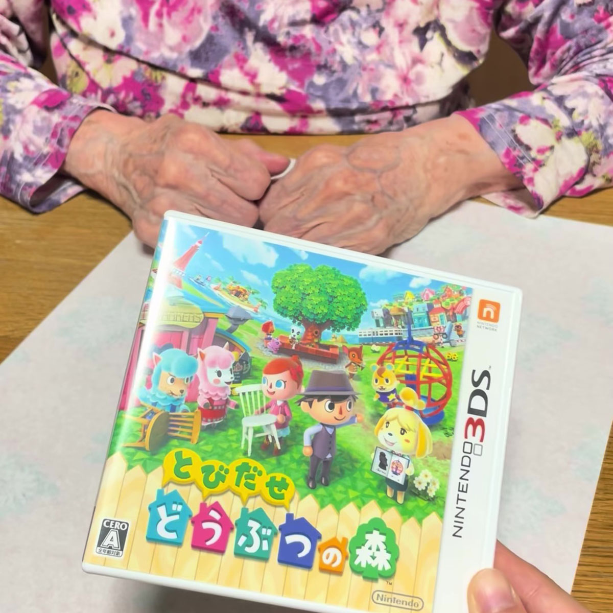 高島屋に10年勤めた91歳おばあちゃん、3DSソフトをラッピングしたら…… 「神業」「感動した」「腕が鈍らないのすごいな!」 | ライフスタイル ねとらぼ
