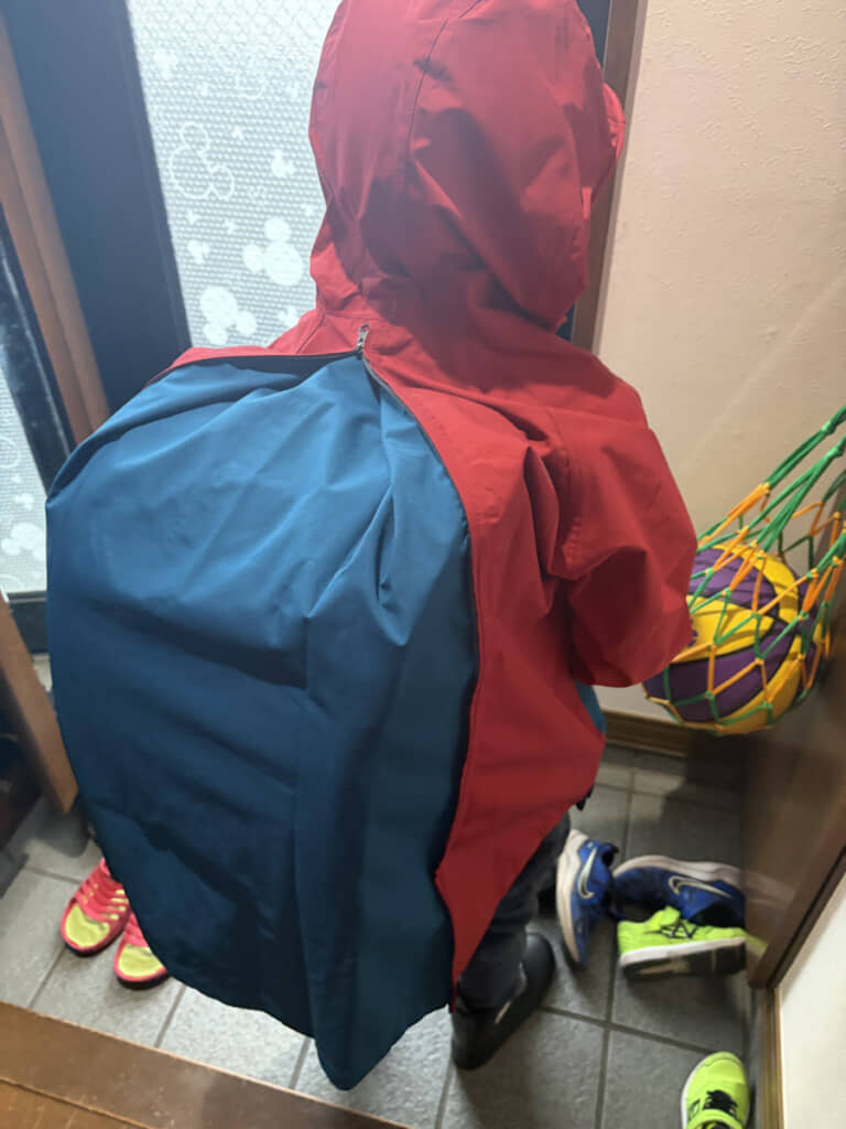 ランドセルの上から隙間からの浸水をシャットアウト。本のページがふやけたり、貼り付いて開けなくなったりするとやっかいですしね