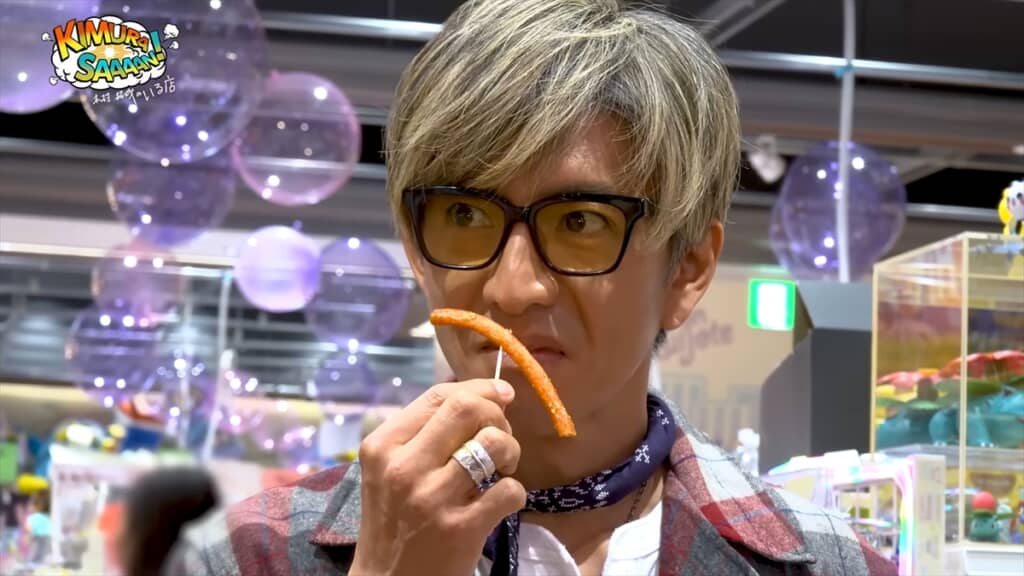 SNSで流行したお菓子を食べる木村拓哉