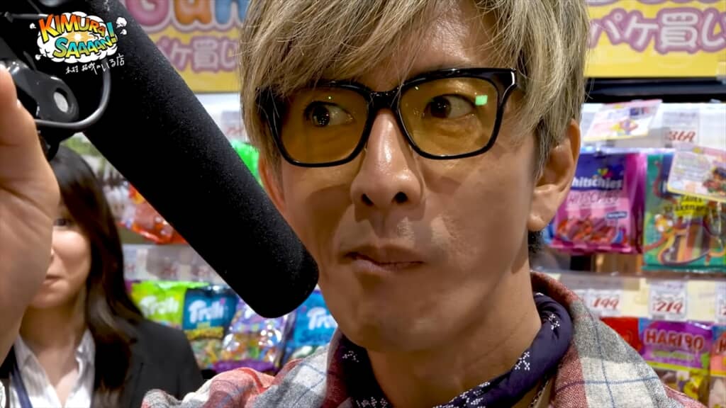 SNSで流行したお菓子を食べる木村拓哉