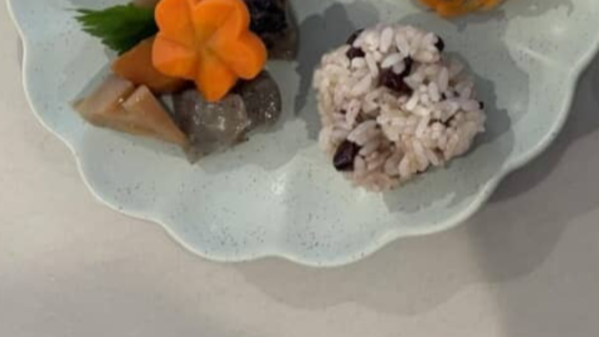 赤ちゃんの100日祝い、ママが「手抜いてごめん」と謝罪→食卓に並んだ“衝撃の一皿”に「天才…!」「え!これ作ったんですか!?」(1/3) | ライフスタイル ねとらぼ