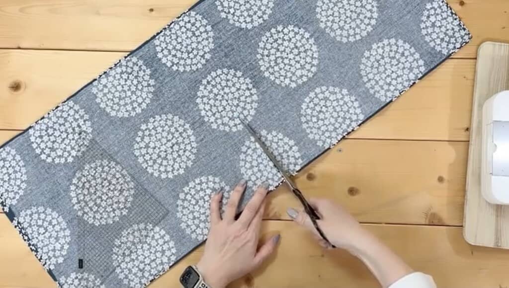 手ぬぐいの中央に切り込みを入れます