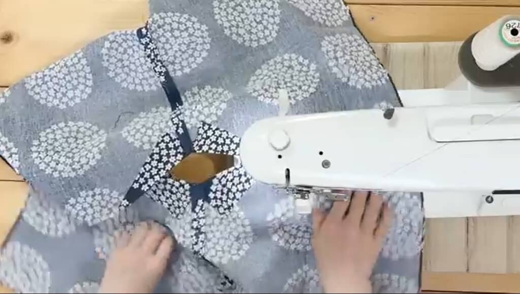 襟口に端ミシンをかけます