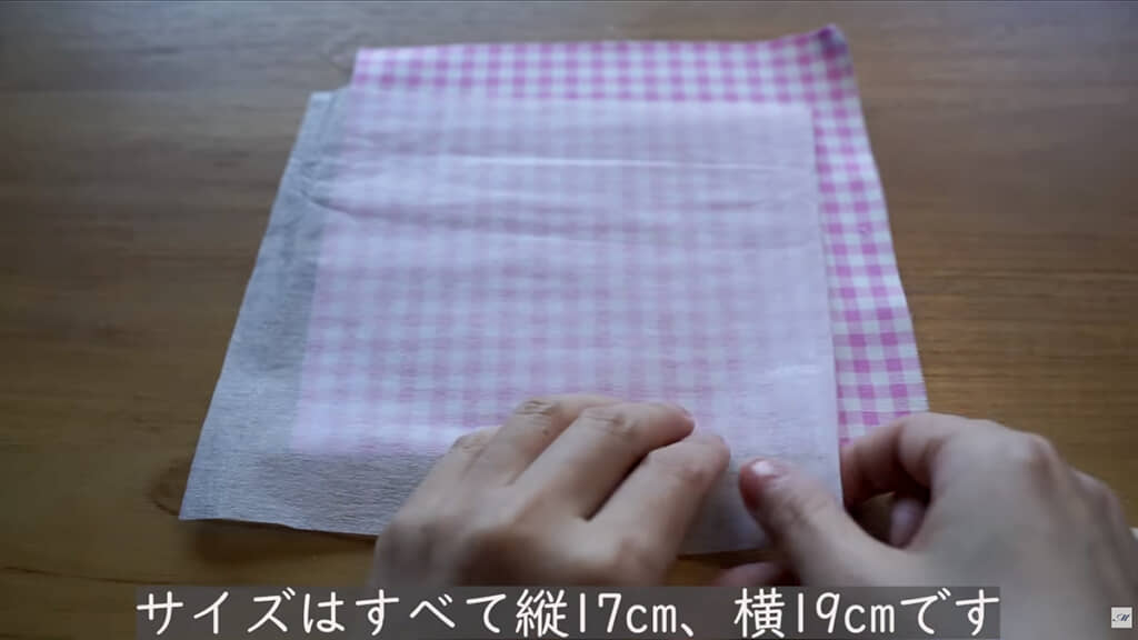 裏側の生地はピンクのチェック柄を選びました