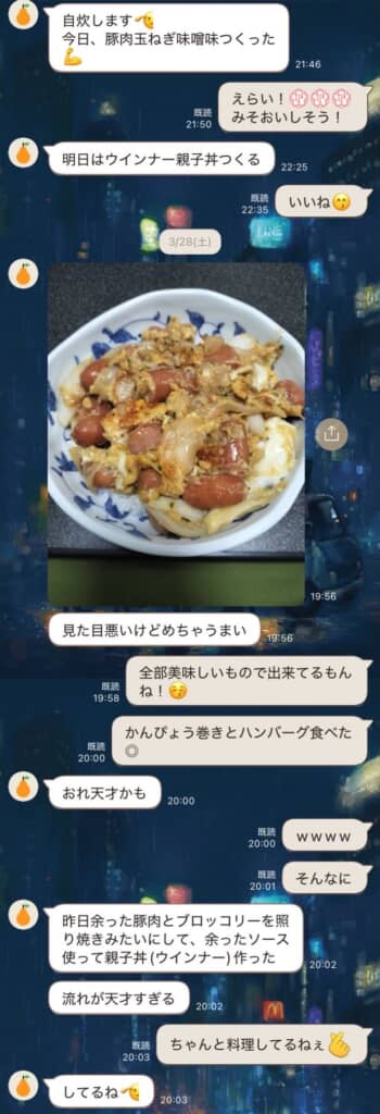 投稿者さんと夫のLINE画面。夫からウインナー親子丼の写真が送信される。