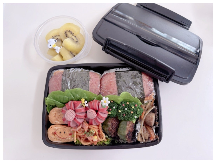 スパムおむすびがメインのお弁当（画像は辻希美オフィシャルブログから）