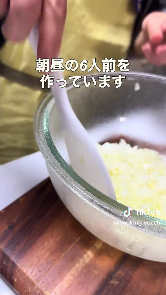 みじん切りした玉ねぎをボウルに入れてチンします