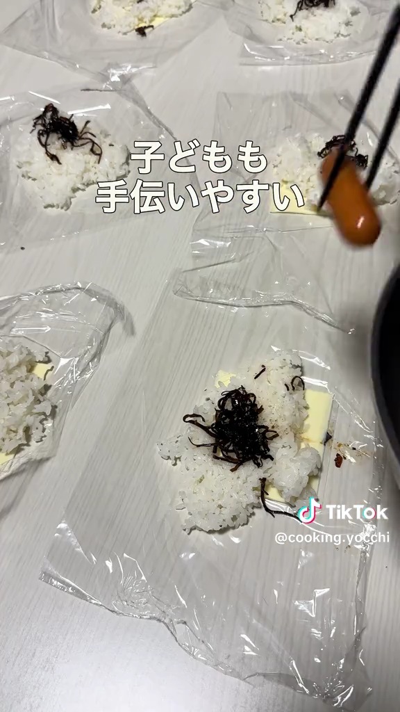 スライスチーズと昆布、ウインナーのおにぎり。おいしそう！