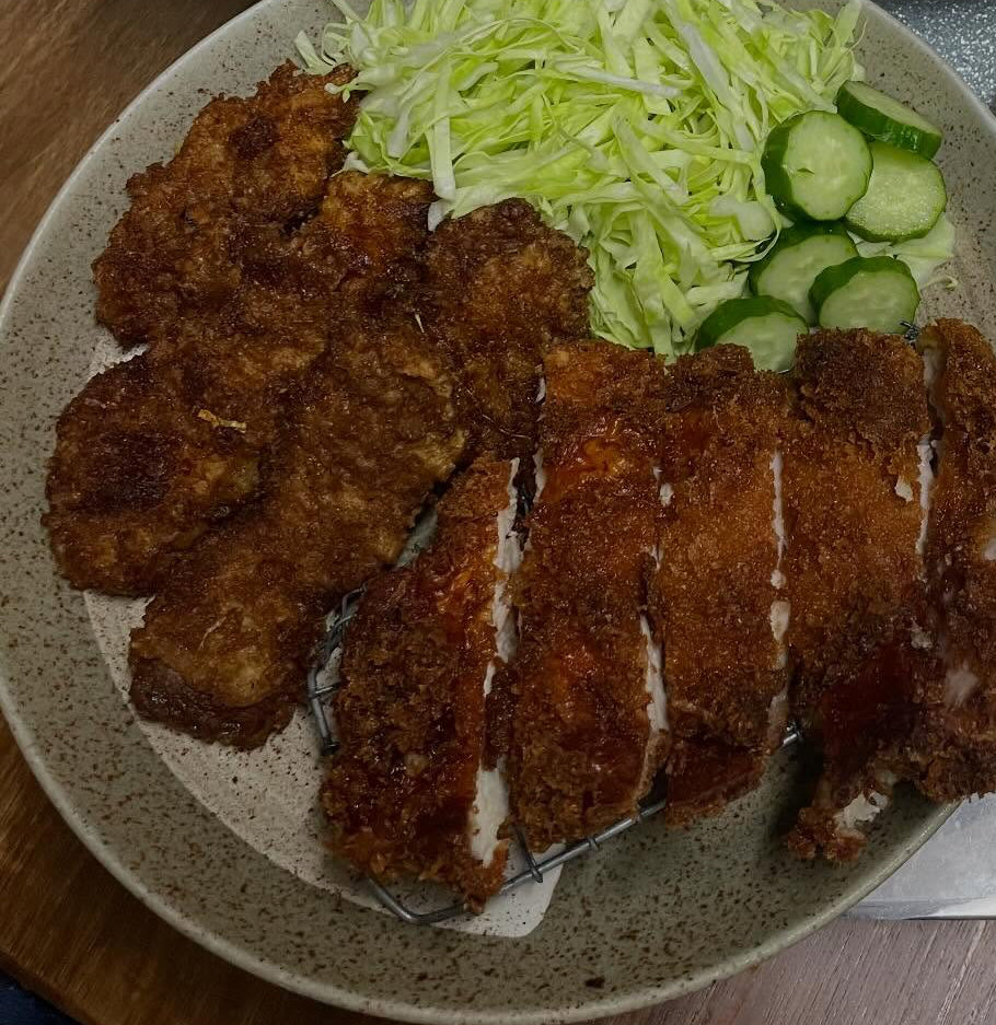おいしそうな揚げ物の奥を見ると……