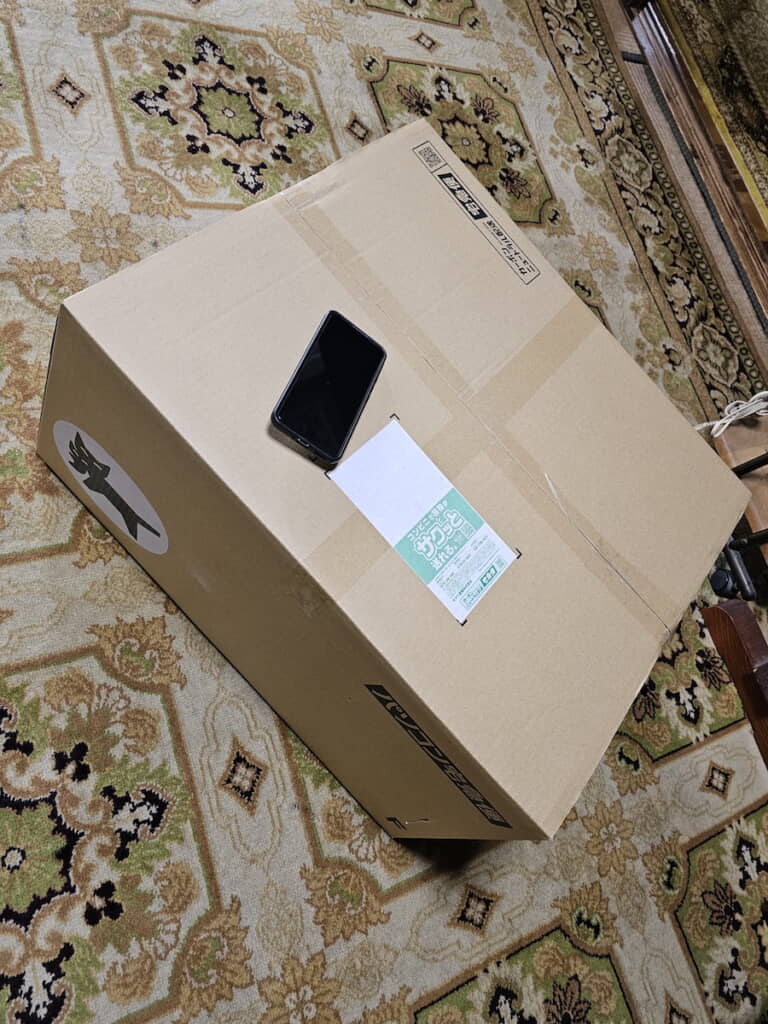 大きな箱で落札した中古ノートパソコンが届いた