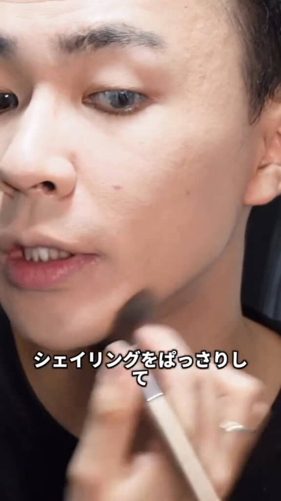あごにシェーディングを施す様子
