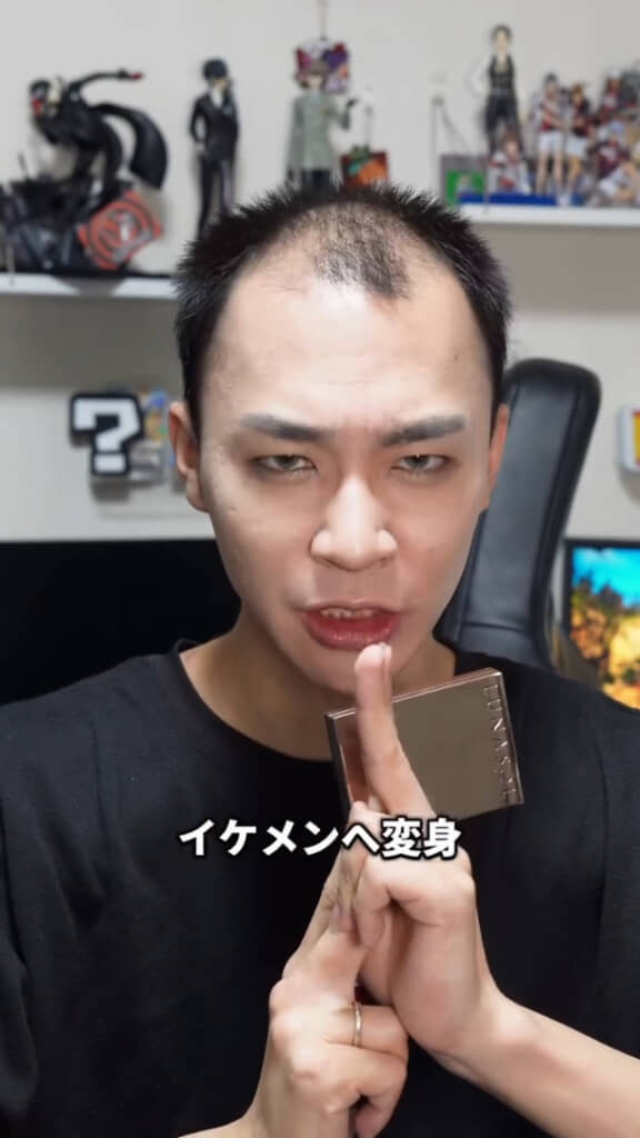 アイシャドウとリップでメイクができあがったら最後の変身です