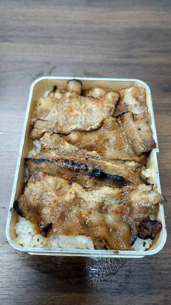 お弁当箱の中身はごはん×お肉のシンプルイズベスト構成!