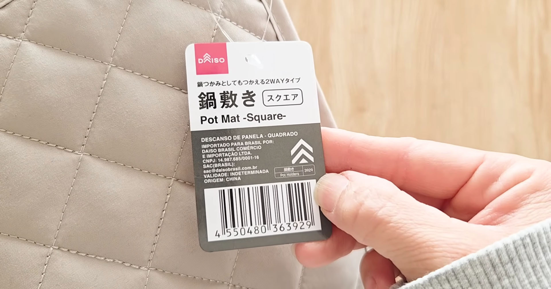 ダイソーで110円の鍋敷き2枚→縫い合わせたら…… 完成した“便利アイテム”に「素晴らしいアイデア」「鍋敷きだとは全く分からない」(1/3) | ハンドメイド ねとらぼ