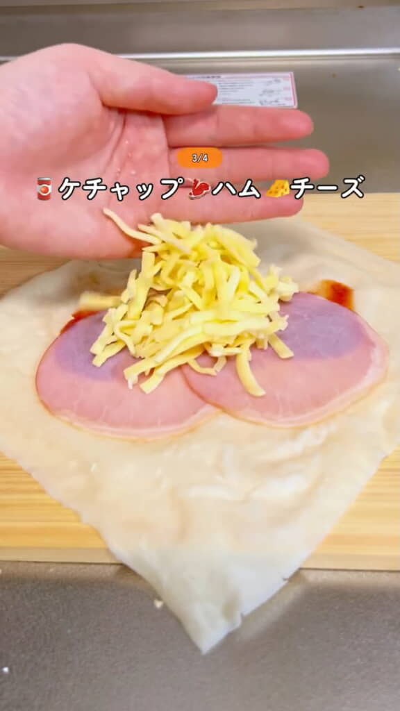 ハム・チーズ・ケチャップを包んでレンジにかけると……
