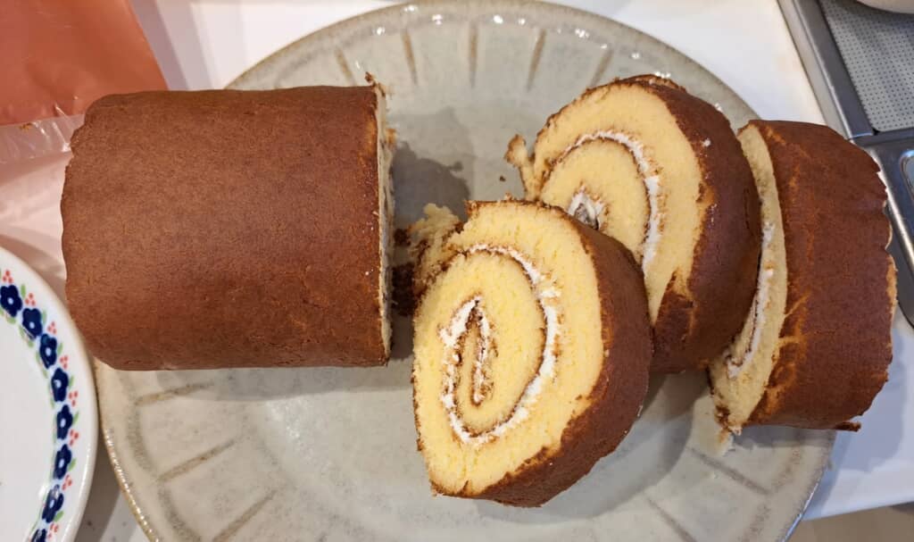 等分じゃないけど“4等分”されたロールケーキ