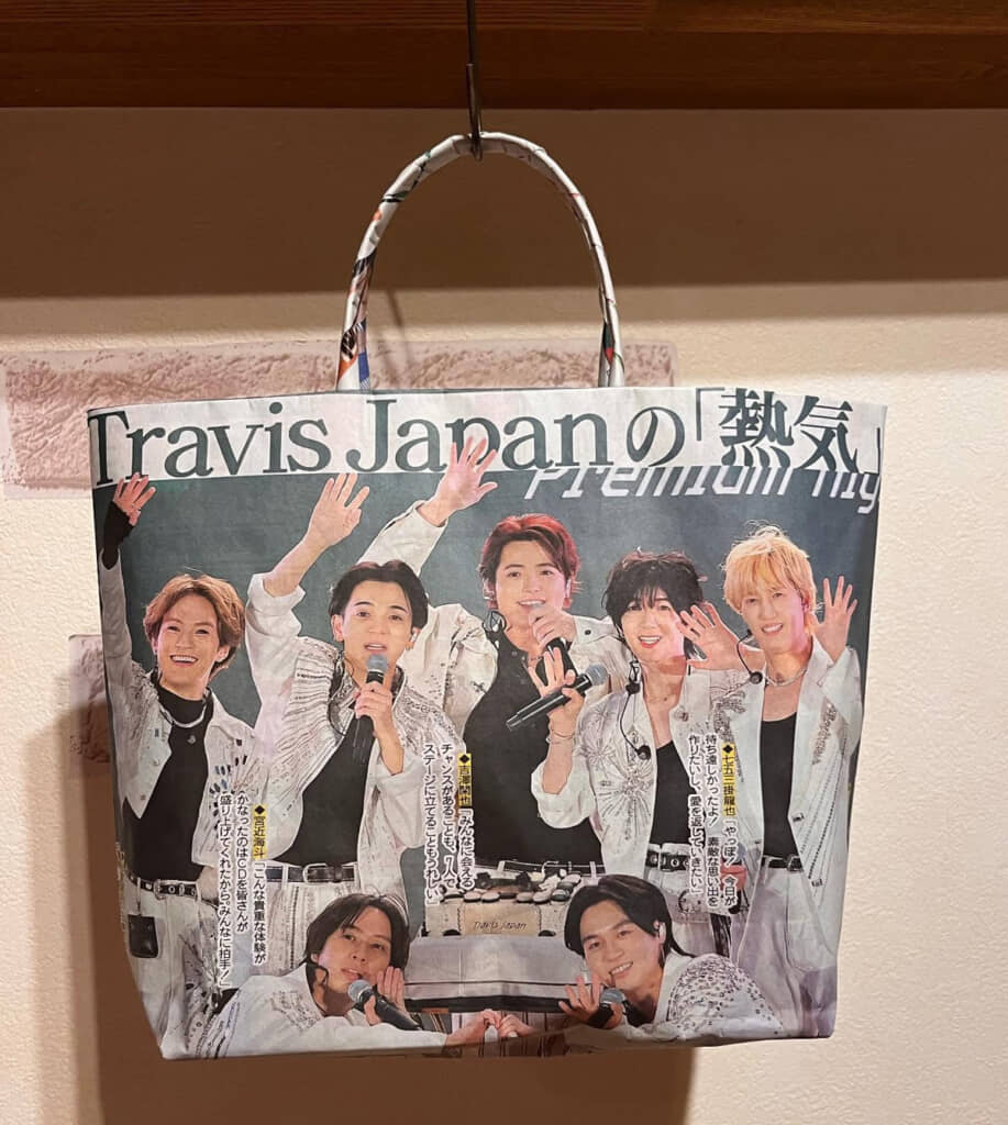 スポーツ新聞を使った「新聞バッグ」
