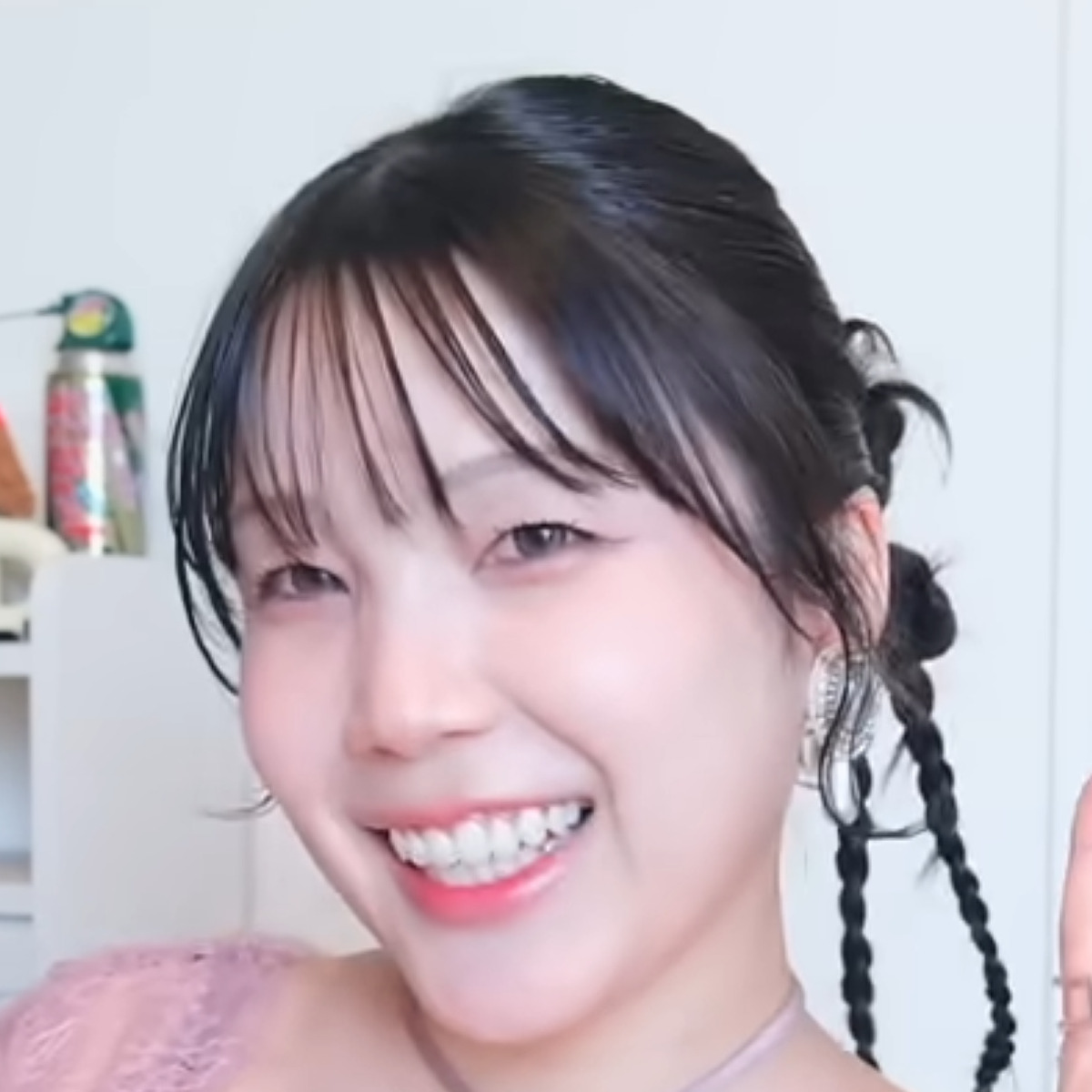 同級生の結婚式へお呼ばれ→「花嫁を引き立てたい」と選んだのは……　まさかの参列姿に「優勝！」「素晴らしいです」 | ライフスタイル ねとらぼ