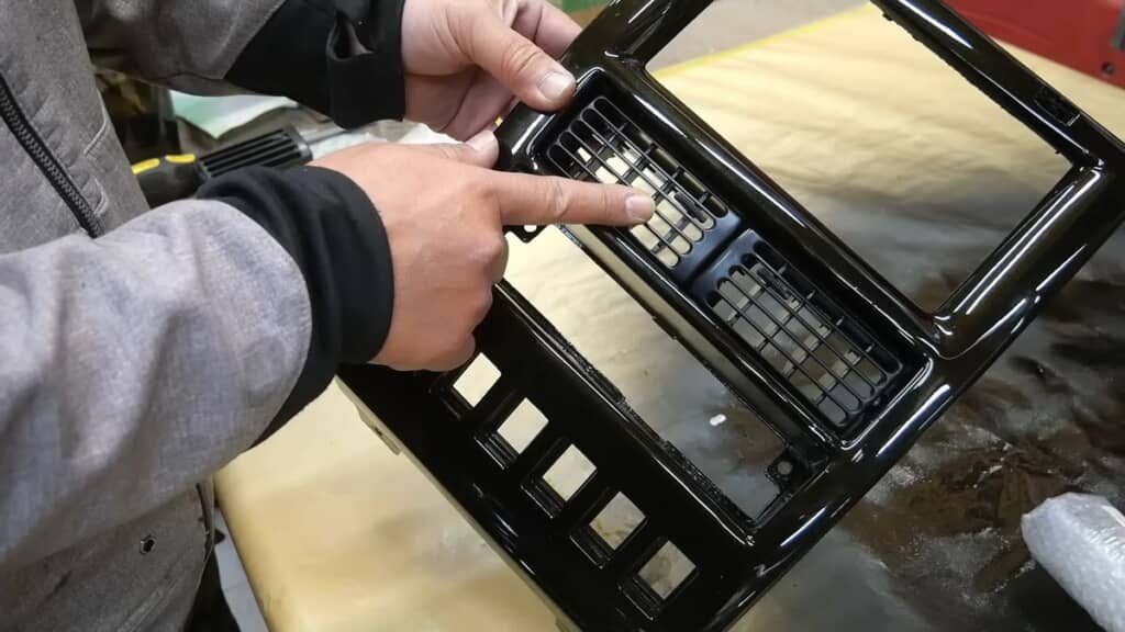 新品の吹き出し口を取り付けたフレーム