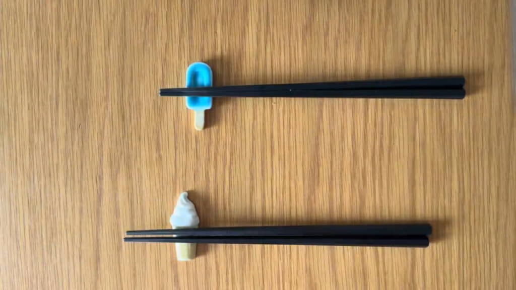 お箸はニトリ。箸置きも100円台です